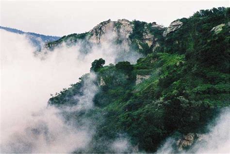 Huaguo Mountain Scenic Area - A Majestic Mythological Playground Awaits!